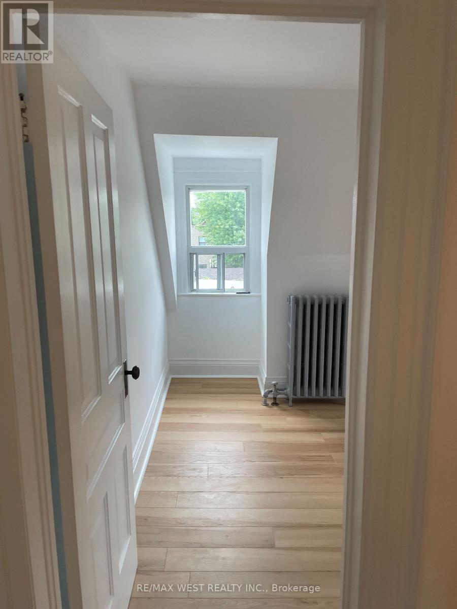 2nd Floor - 734 Manning Avenue, Toronto, Ontario  M6G 2W4 - Photo 23 - C13741348