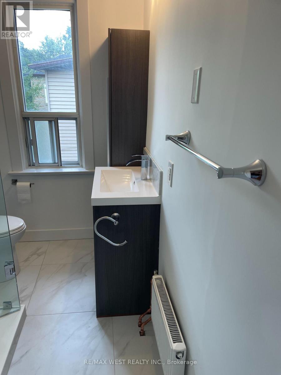 2nd Floor - 734 Manning Avenue, Toronto, Ontario  M6G 2W4 - Photo 26 - C13741348