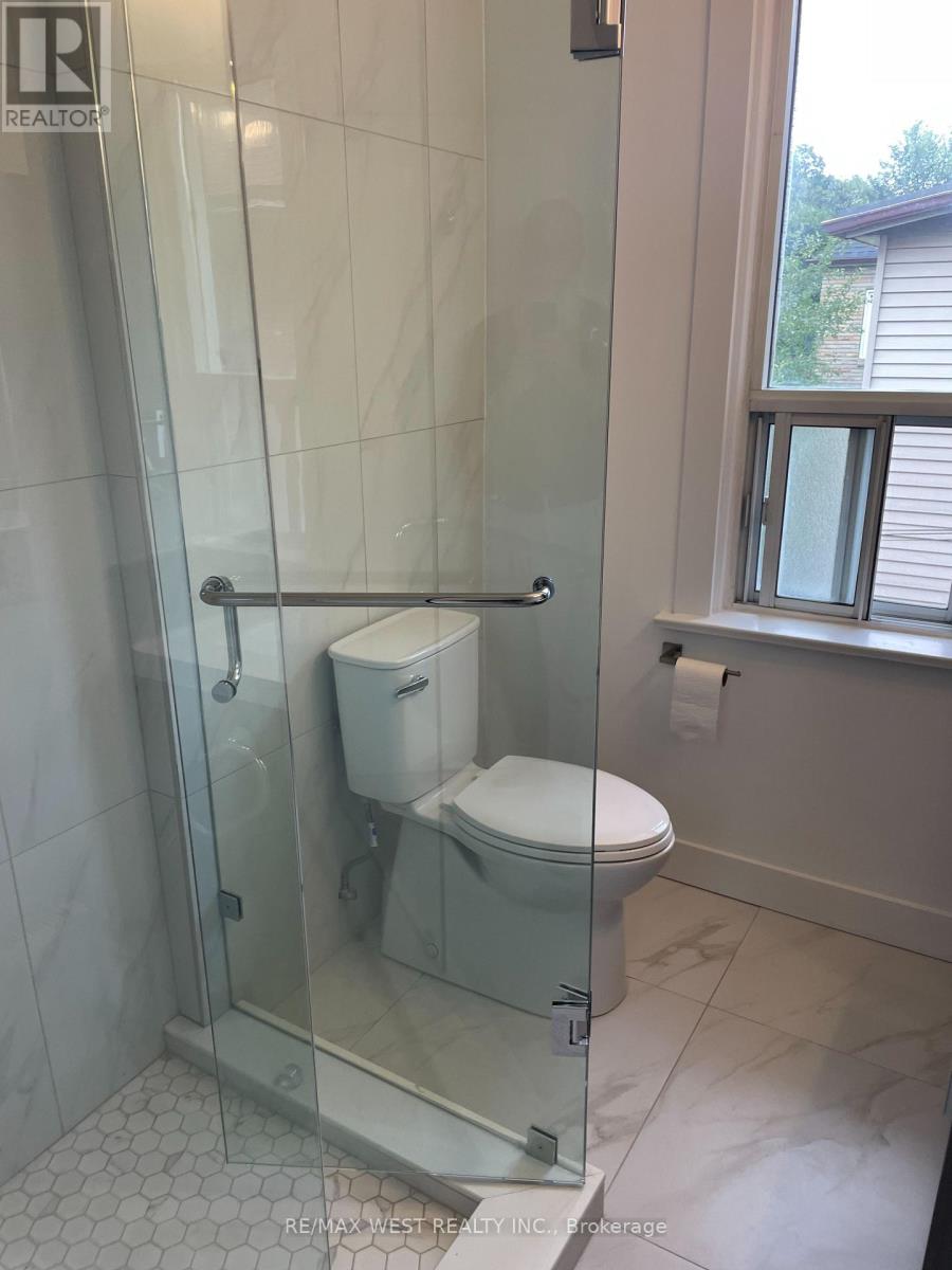 2nd Floor - 734 Manning Avenue, Toronto, Ontario  M6G 2W4 - Photo 27 - C13741348