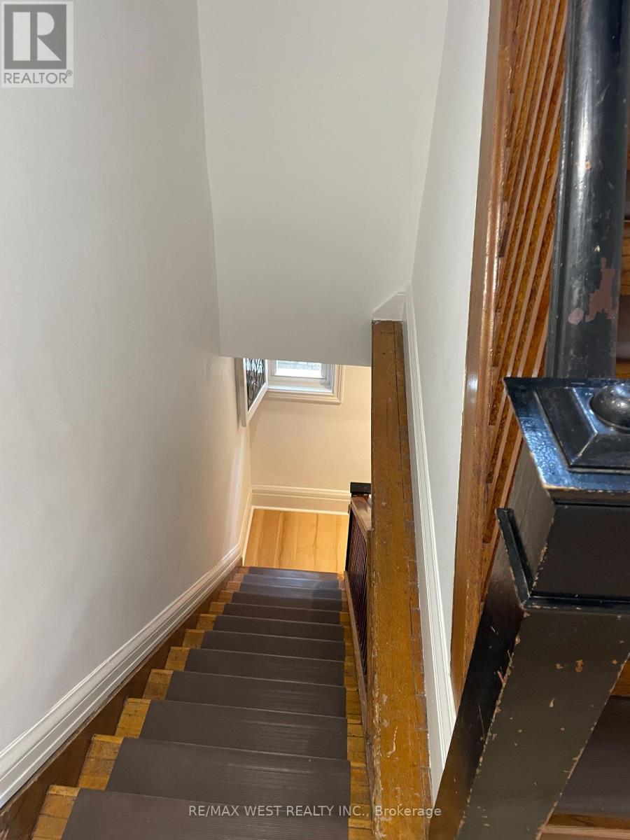 2nd Floor - 734 Manning Avenue, Toronto, Ontario  M6G 2W4 - Photo 3 - C13741348