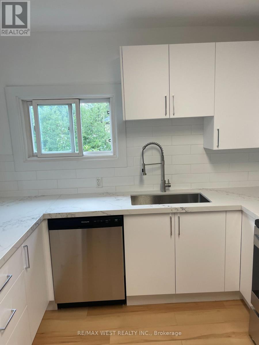 2nd Floor - 734 Manning Avenue, Toronto, Ontario  M6G 2W4 - Photo 5 - C13741348