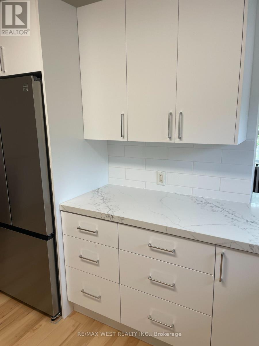 2nd Floor - 734 Manning Avenue, Toronto, Ontario  M6G 2W4 - Photo 7 - C13741348
