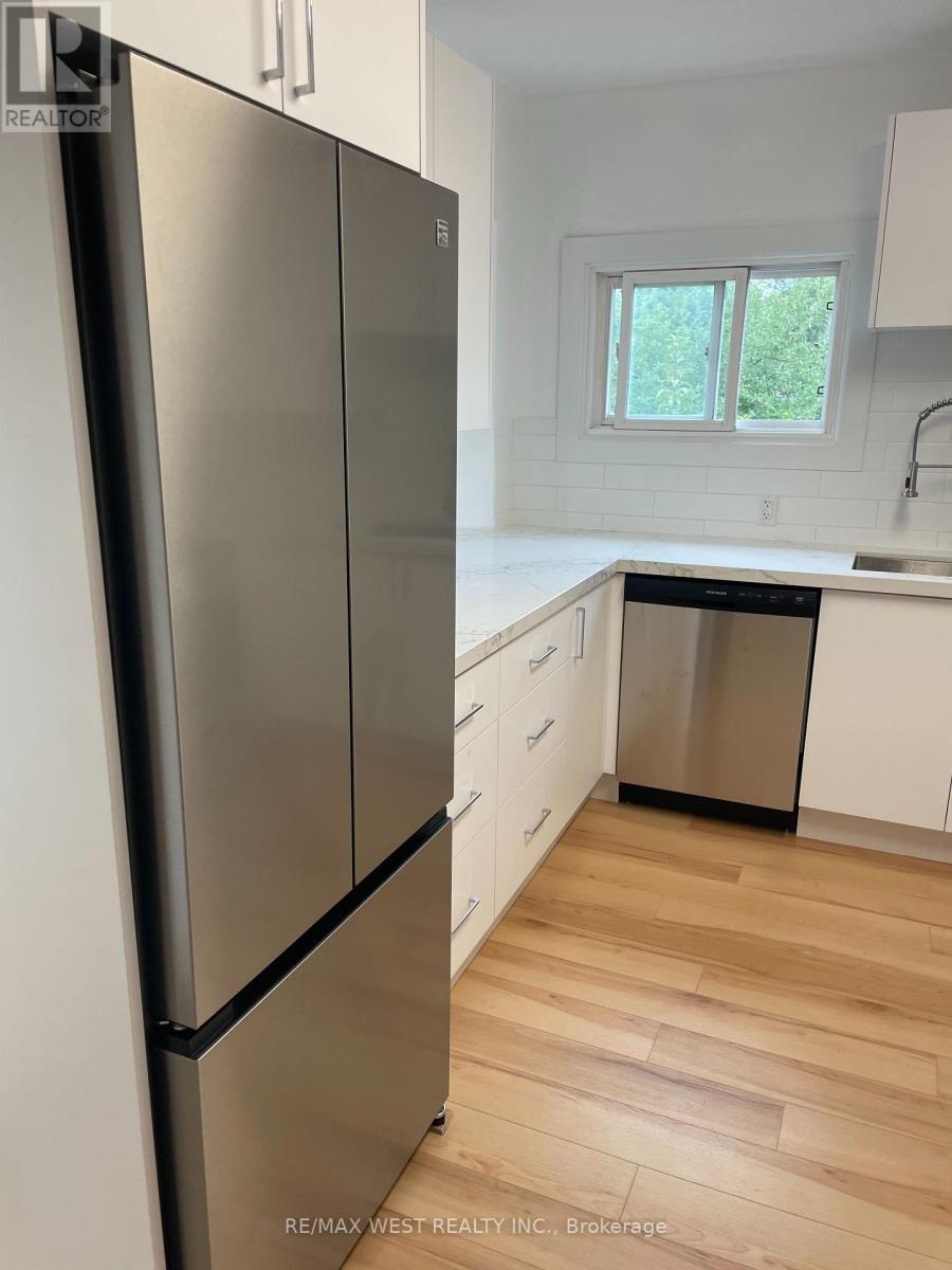 2nd Floor - 734 Manning Avenue, Toronto, Ontario  M6G 2W4 - Photo 8 - C13741348
