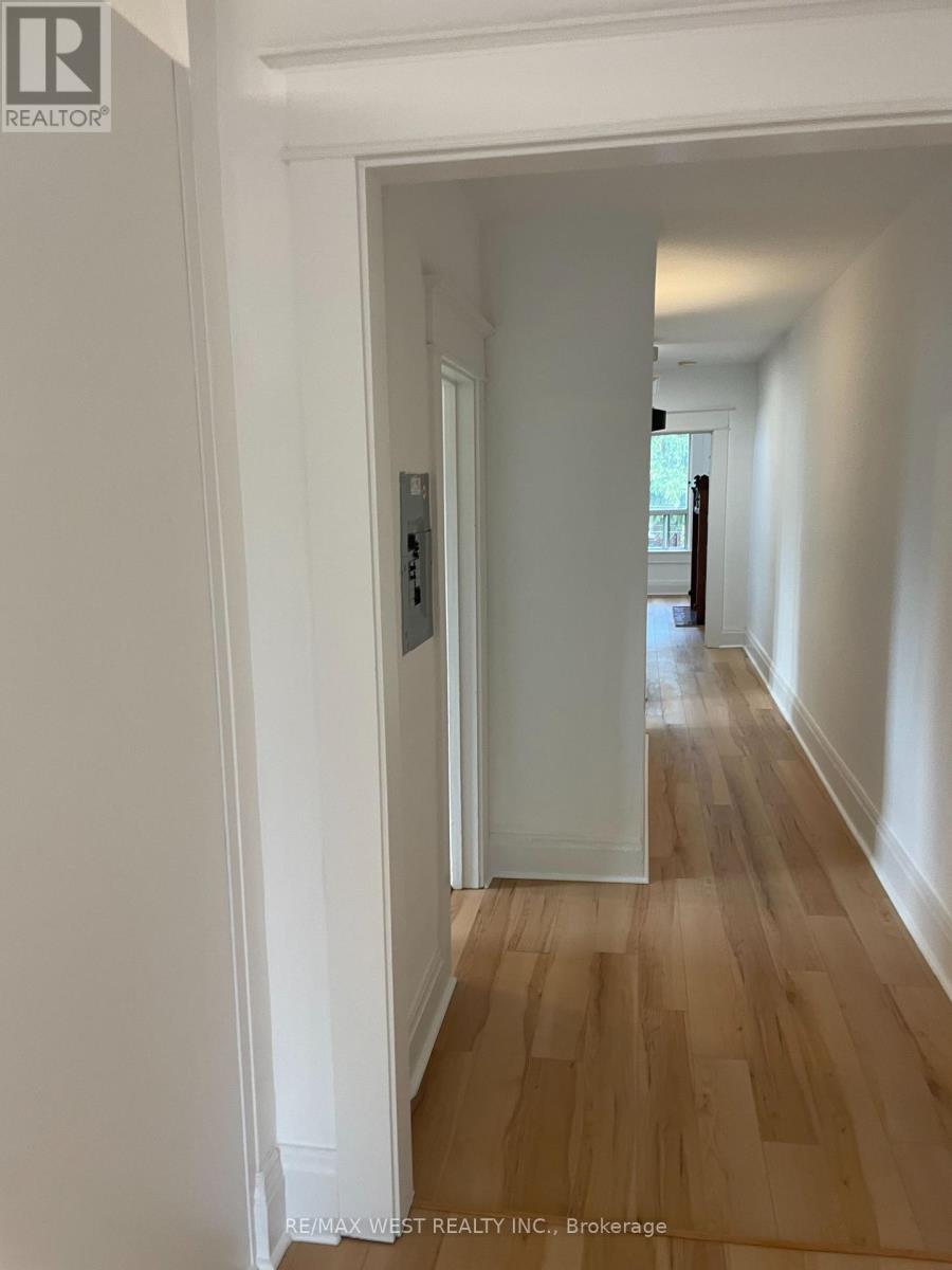 2nd Floor - 734 Manning Avenue, Toronto, Ontario  M6G 2W4 - Photo 9 - C13741348