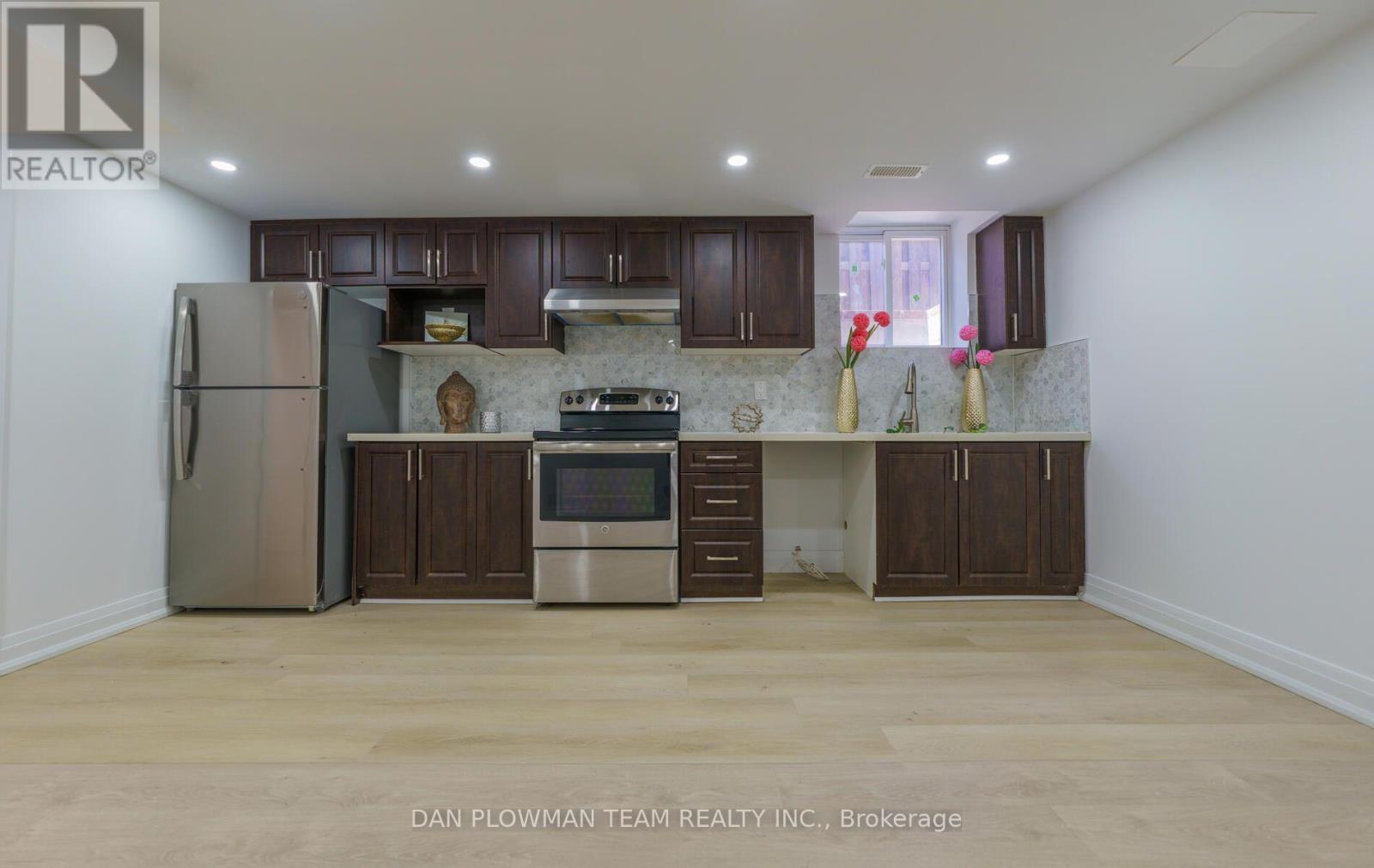 10 Pardon Avenue, Whitby, Ontario  L1P 1V1 - Photo 2 - E13741274