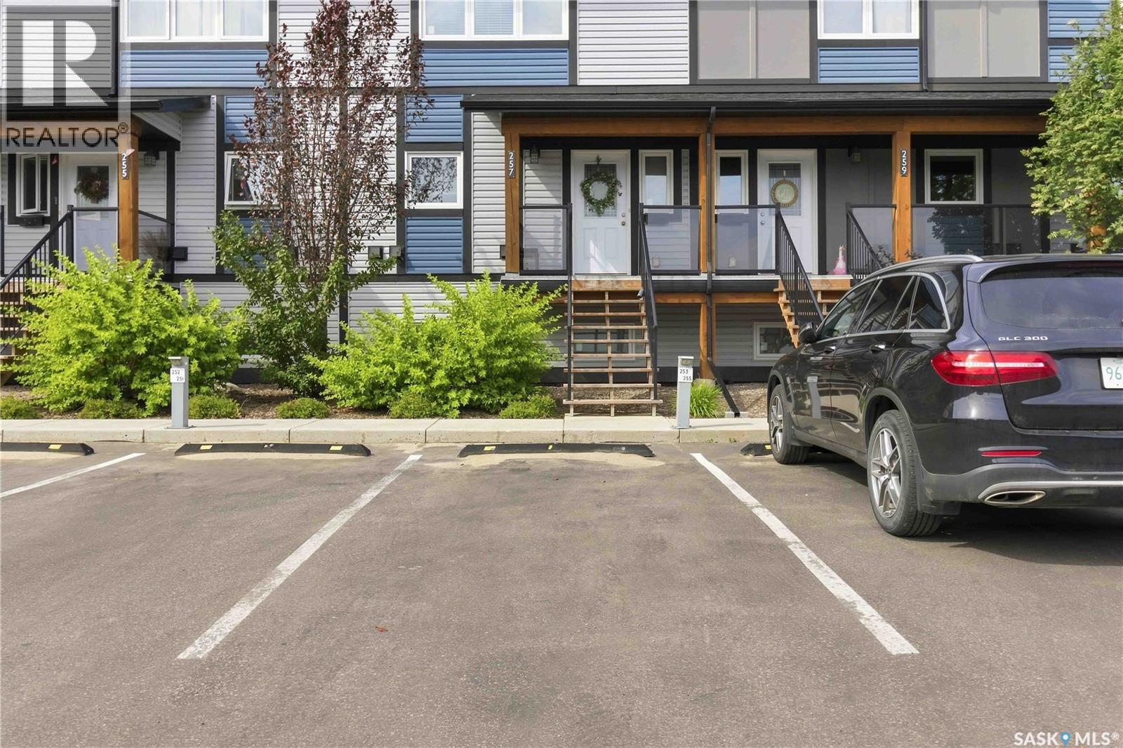 257 250 Akhtar Bend, Saskatoon, Saskatchewan  S7W 0W4 - Photo 2 - SK047428