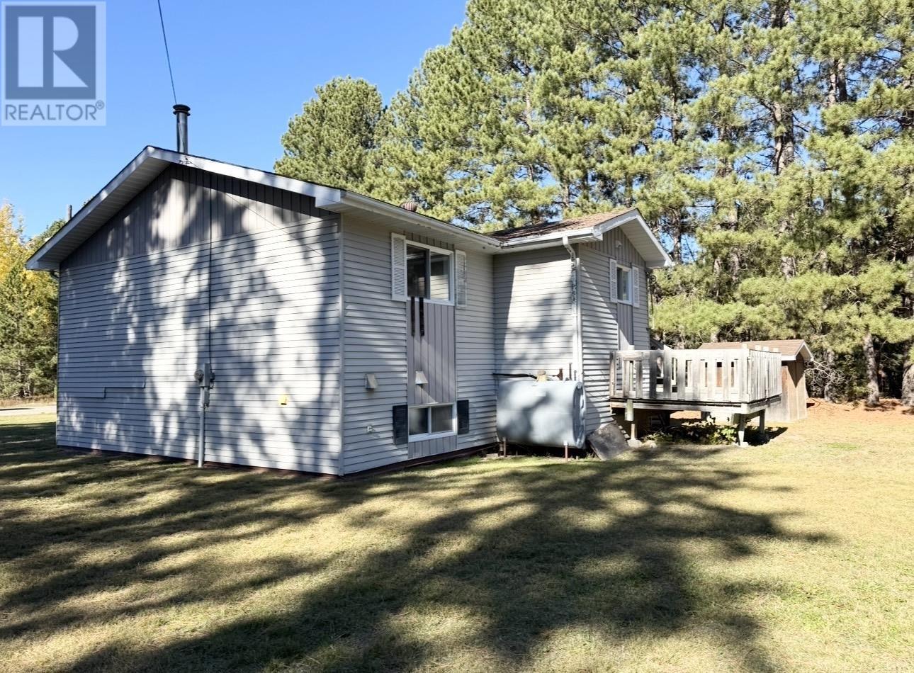 50 Russell Ave, Gogama, Ontario  P0M 1W0 - Photo 3 - SM260204