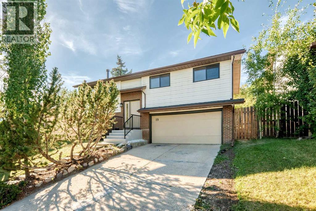 19 Hawkwood Drive NW, Calgary, Alberta  T3G 1Z2 - Photo 2 - A2341581