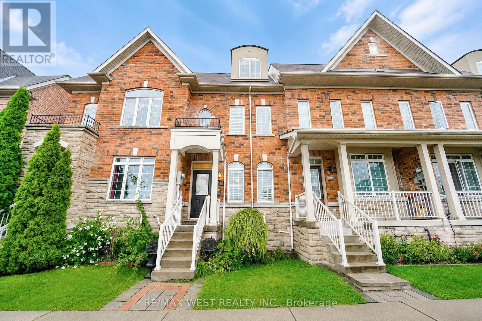 221 ISAAC DEVINS BOULEVARD, Toronto, Ontario