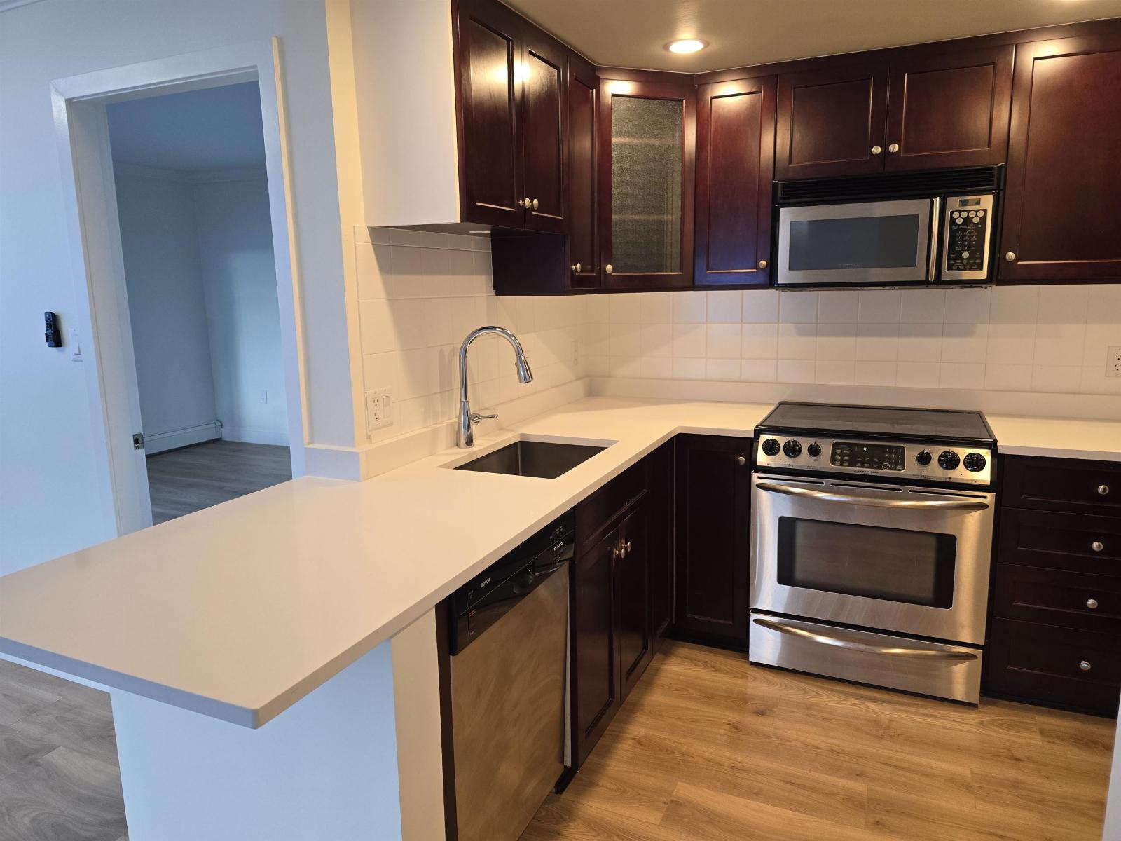 309 15111 Russell Avenue, White Rock, British Columbia  V4B 2P4 - Photo 5 - R3159882