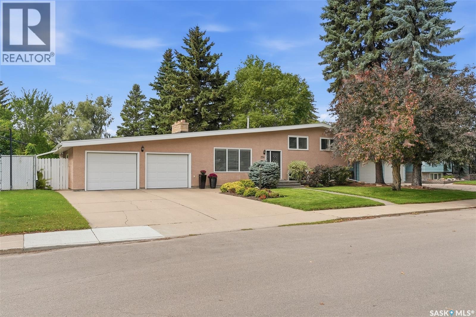 258 East Place, Saskatoon, Saskatchewan  S7J 2X9 - Photo 1 - SK047067