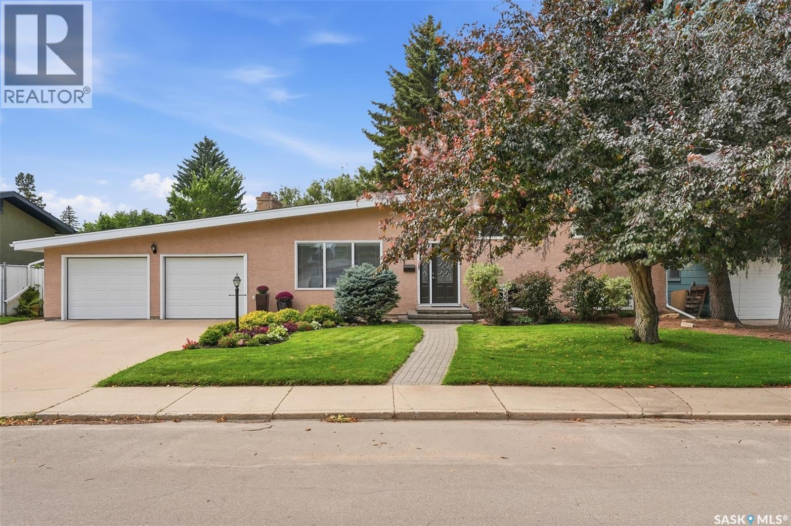258 East Place, Saskatoon, Saskatchewan  S7J 2X9 - Photo 2 - SK047067