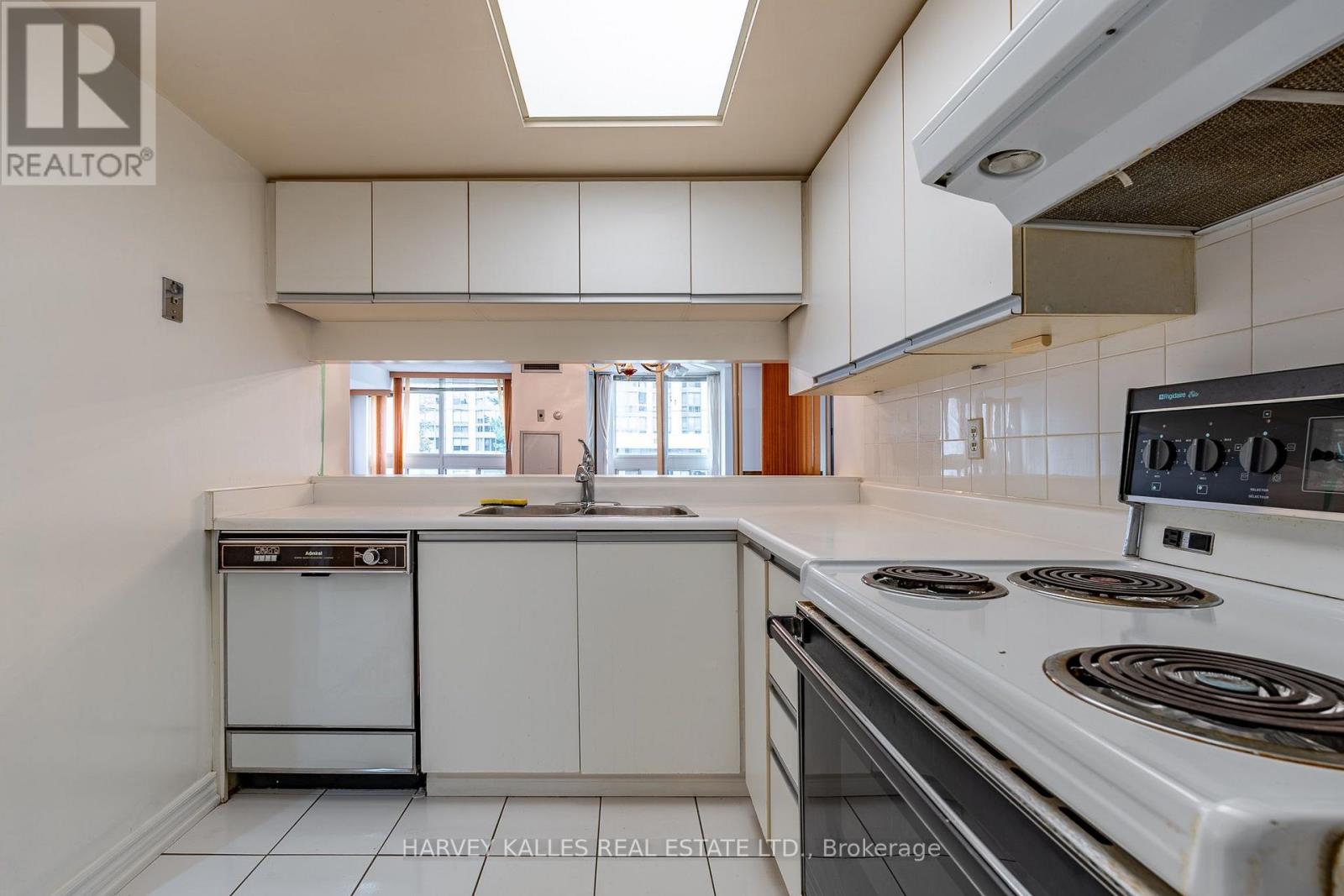 205 - 5 Kenneth Avenue, Toronto, Ontario  M2N 6M7 - Photo 4 - C13741556