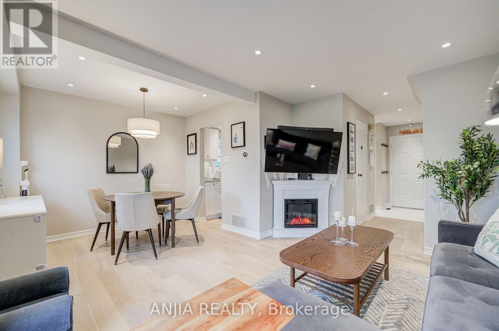 8 MARESFIELD DRIVE, Toronto, Ontario