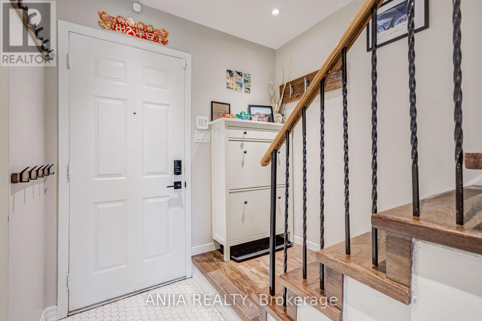 8 Maresfield Drive, Toronto, Ontario M1V 2X1 - Photo 2 - E13741646