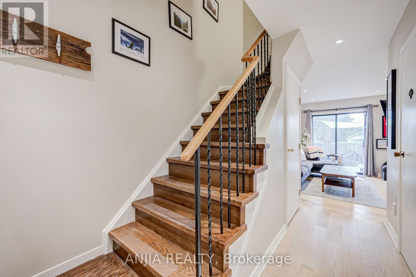 8 Maresfield Drive, Toronto, Ontario M1V 2X1 - Photo 3 - E13741646