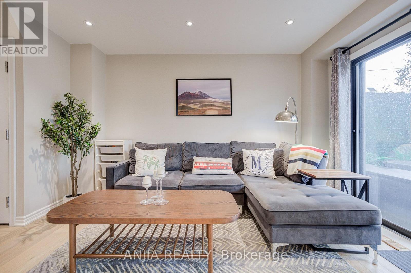 8 Maresfield Drive, Toronto, Ontario M1V 2X1 - Photo 7 - E13741646