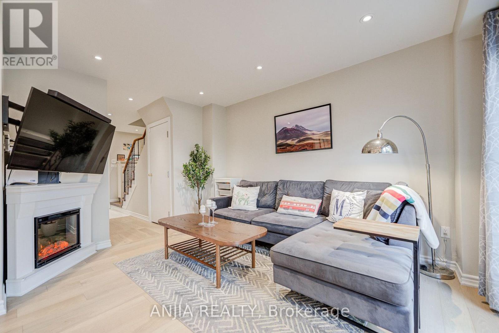 8 Maresfield Drive, Toronto, Ontario M1V 2X1 - Photo 8 - E13741646
