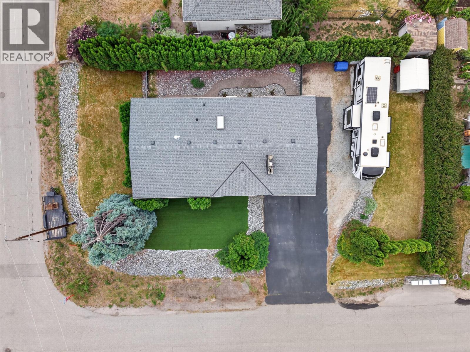 1685 Jonathan Road, Kelowna, British Columbia  V1P 1A7 - Photo 2 - 10399617
