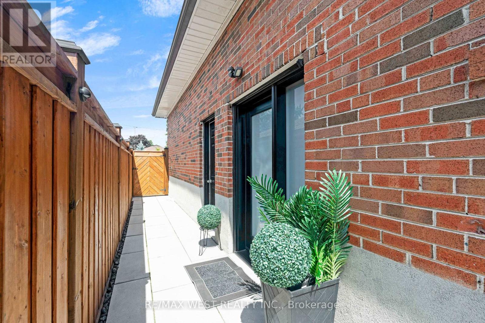 177 Searle Avenue, Toronto, Ontario  M3H 4B5 - Photo 2 - C13741840