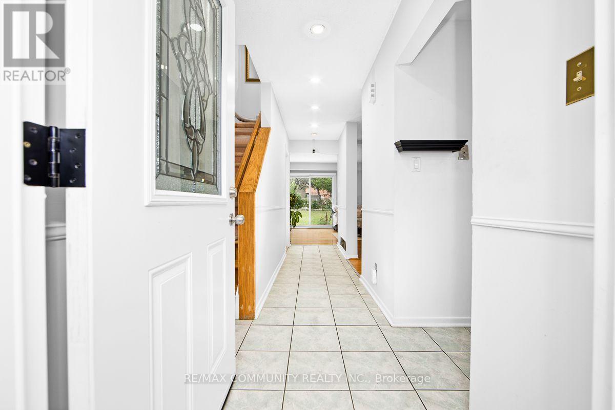 30 Stanbridge Court, Toronto, Ontario  M1B 2S5 - Photo 3 - E13741858