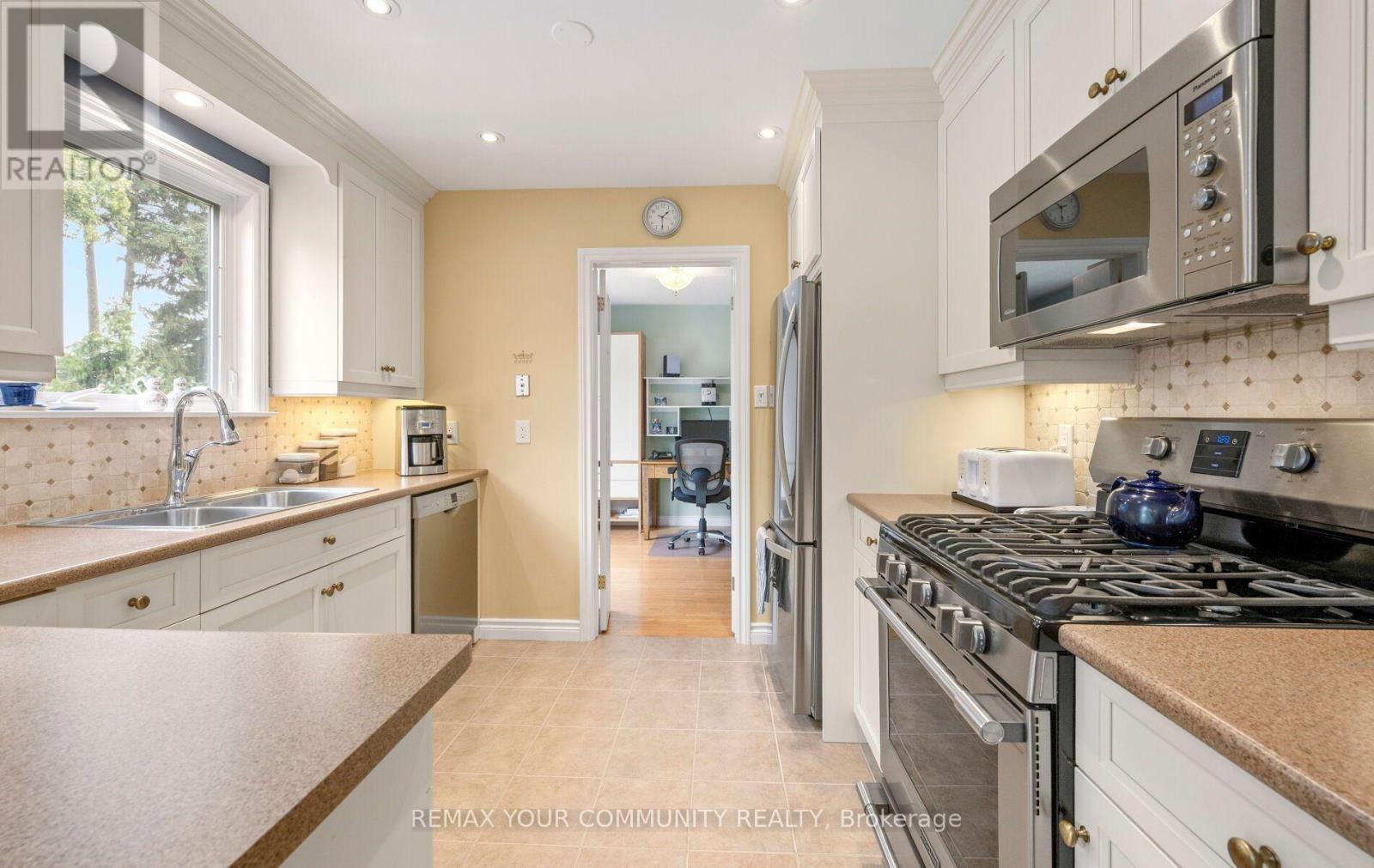 10 Glenview Drive, Aurora, Ontario  L4G 2G8 - Photo 7 - N13741898