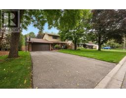 10 GLENVIEW DRIVE, Aurora, Ontario