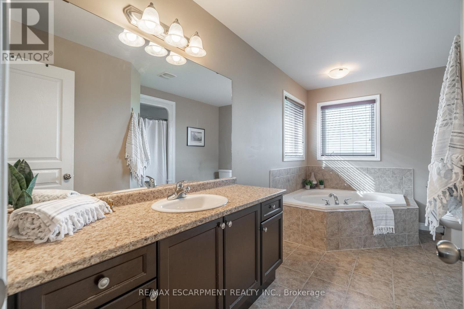 51 Showcase Drive, Hamilton, Ontario  L0R 1P0 - Photo 17 - X13741896