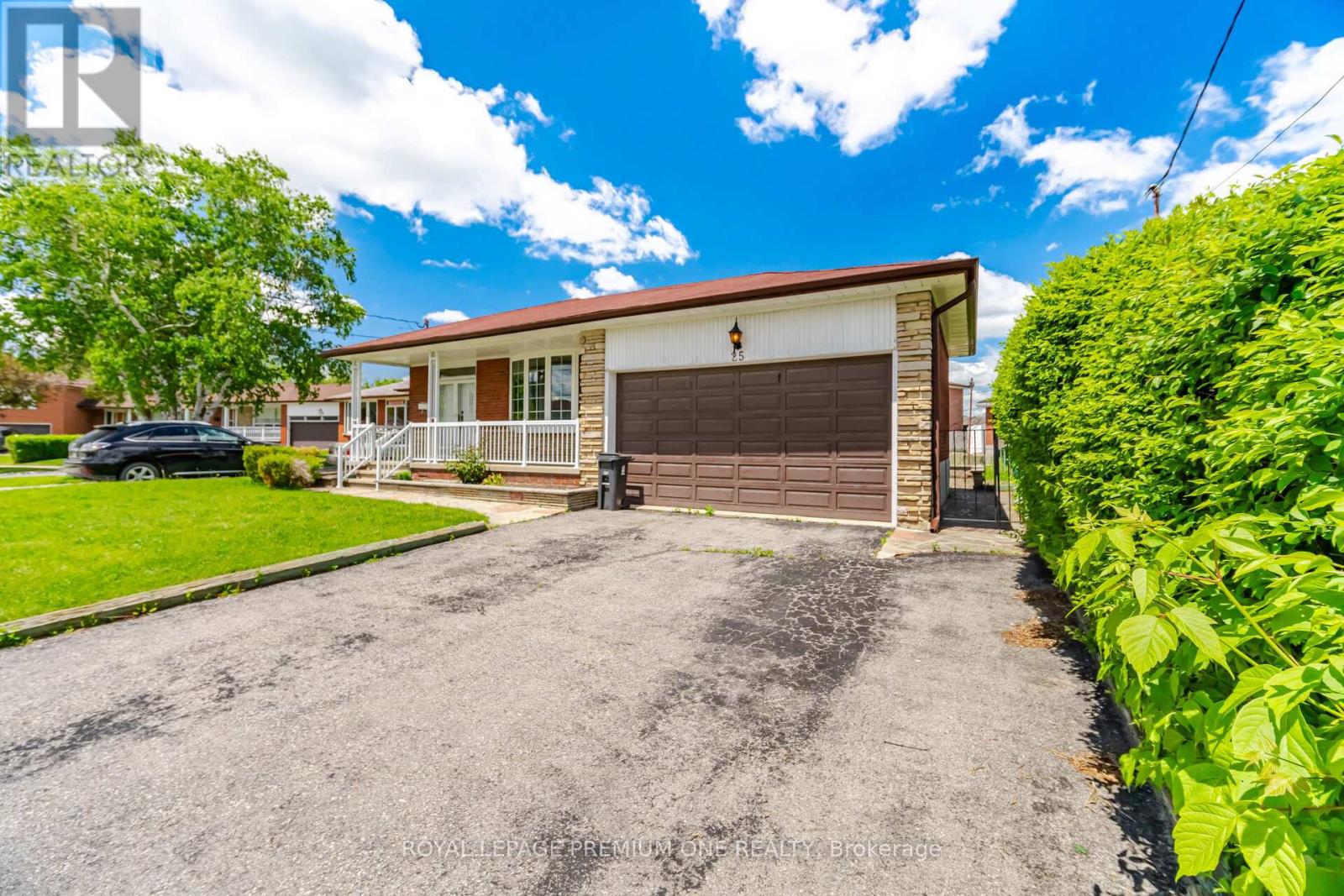 25 Islay Court, Toronto, Ontario  M9M 1V4 - Photo 2 - W13742230