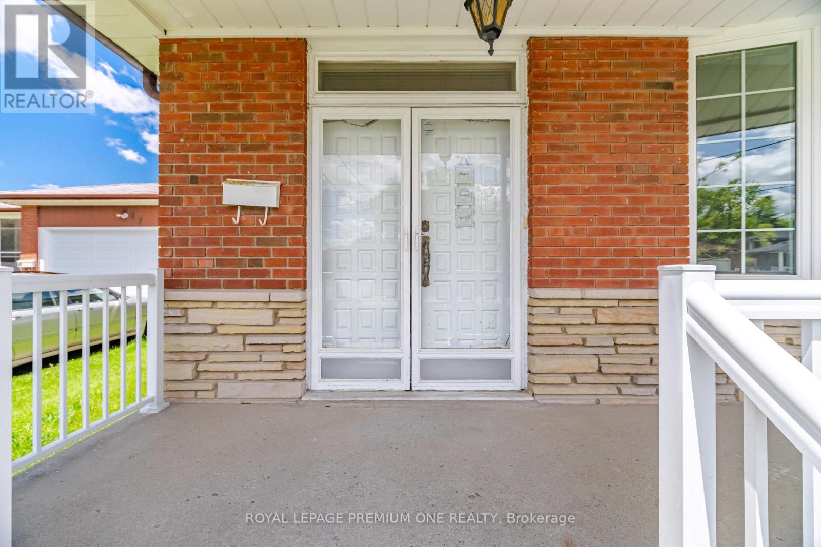 25 Islay Court, Toronto, Ontario  M9M 1V4 - Photo 3 - W13742230