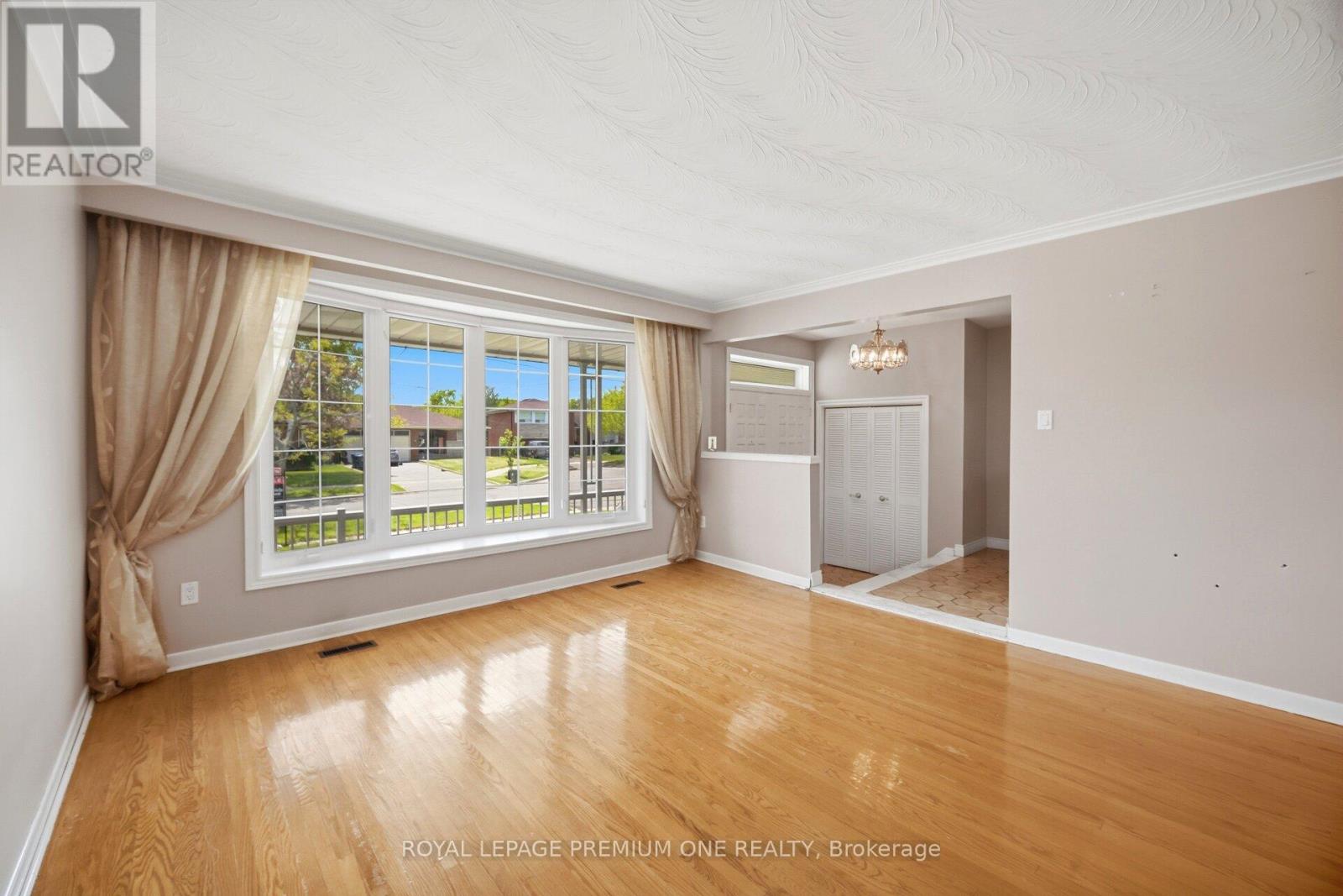 25 Islay Court, Toronto, Ontario  M9M 1V4 - Photo 6 - W13742230