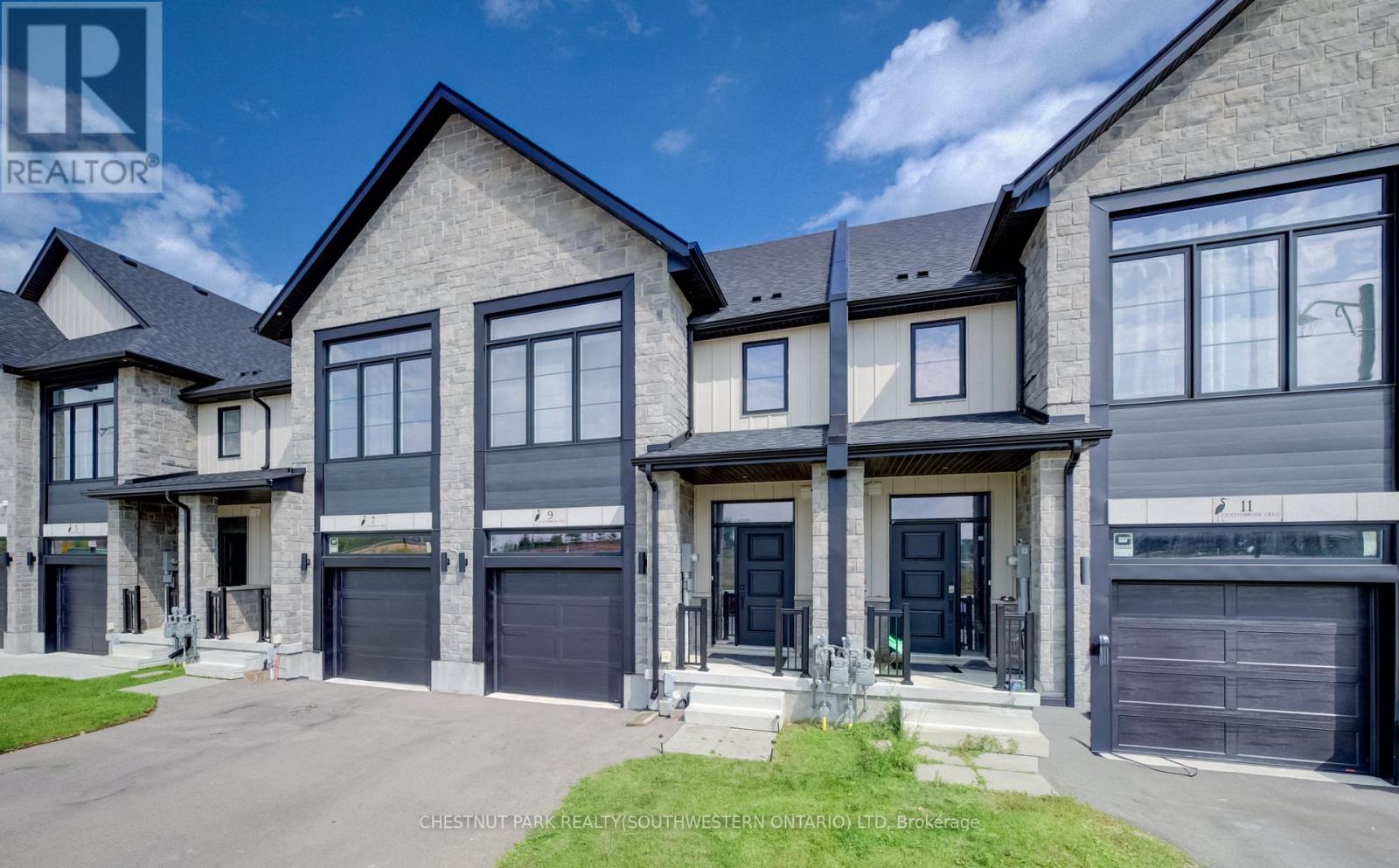 9 Queensbrook Crescent, Cambridge, Ontario  N1S 0E5 - Photo 2 - X13742390