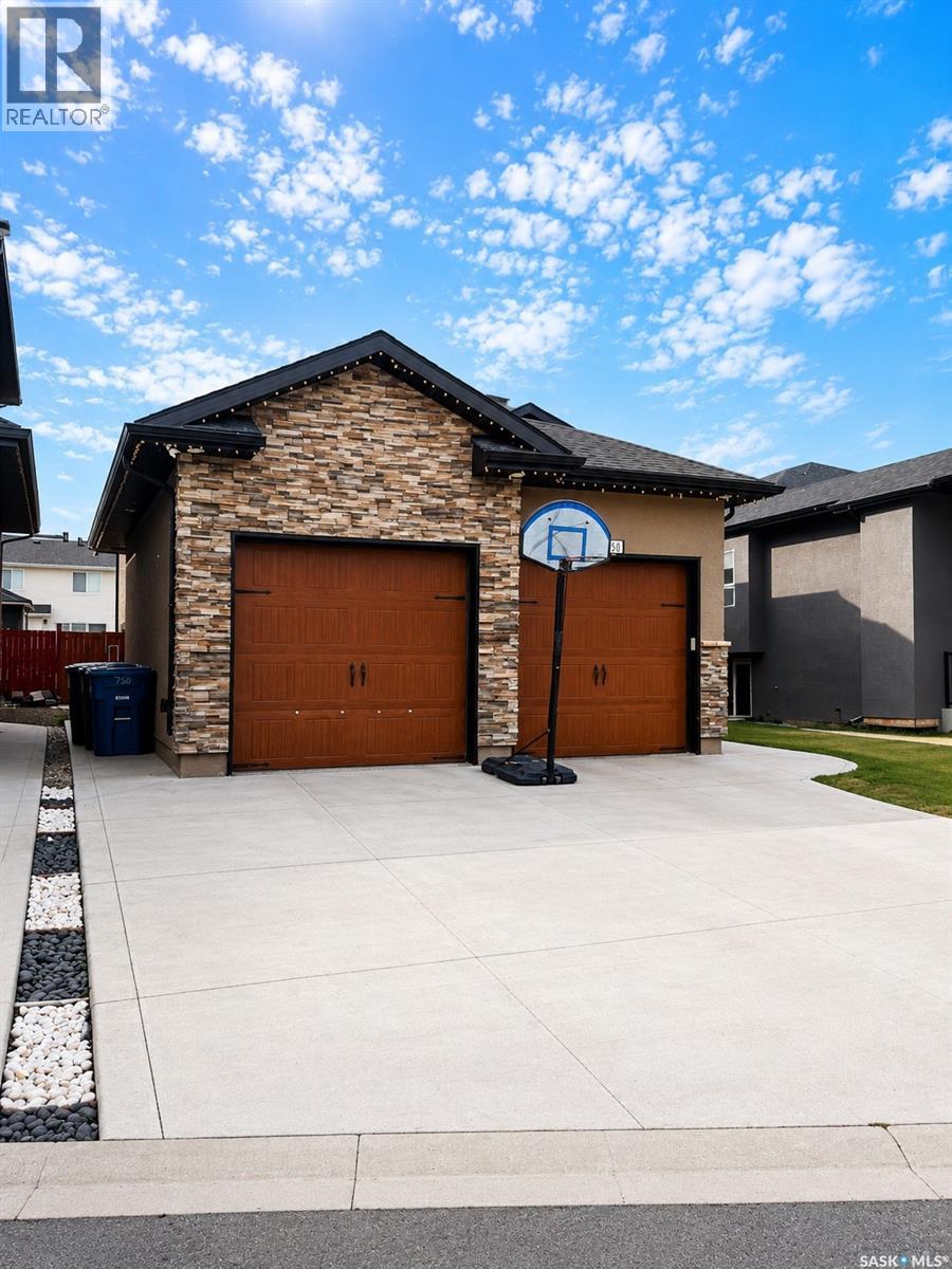 750 Labine Court, Saskatoon, Saskatchewan  S7L 6C8 - Photo 3 - SK047472