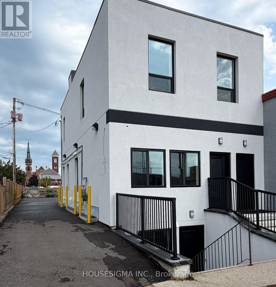 Upper Unit - 28 West Street N, Orillia, Ontario  L3V 5B8 - Photo 2 - S13742286