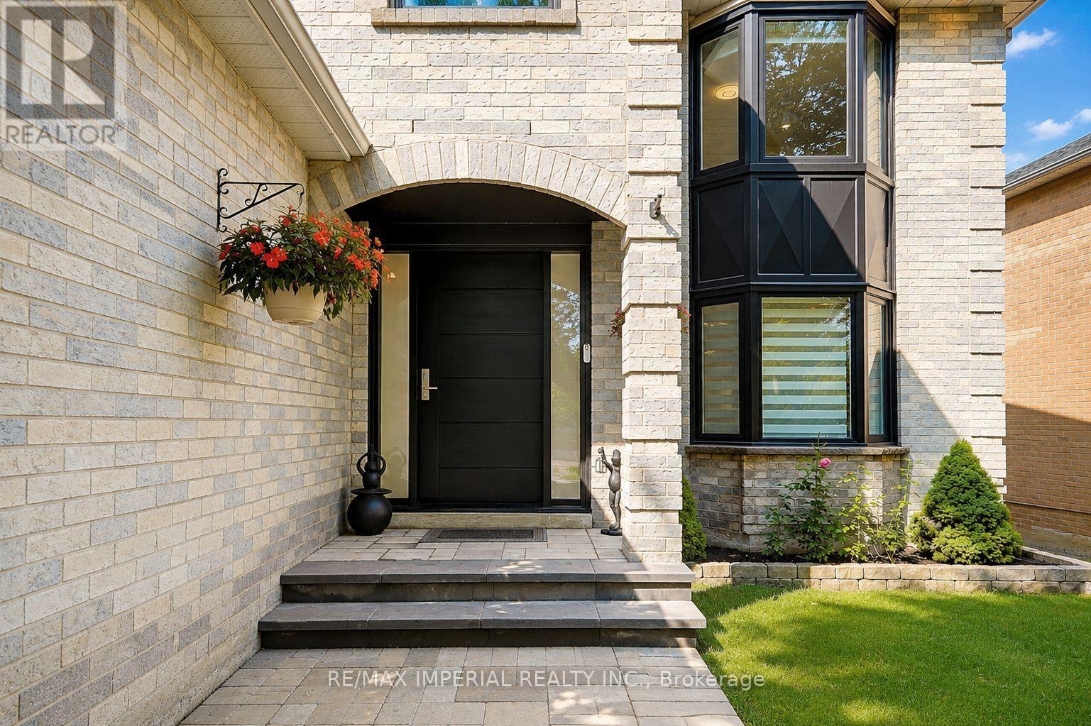 176 Timpson Drive, Aurora, Ontario  L4G 5N2 - Photo 3 - N13742594