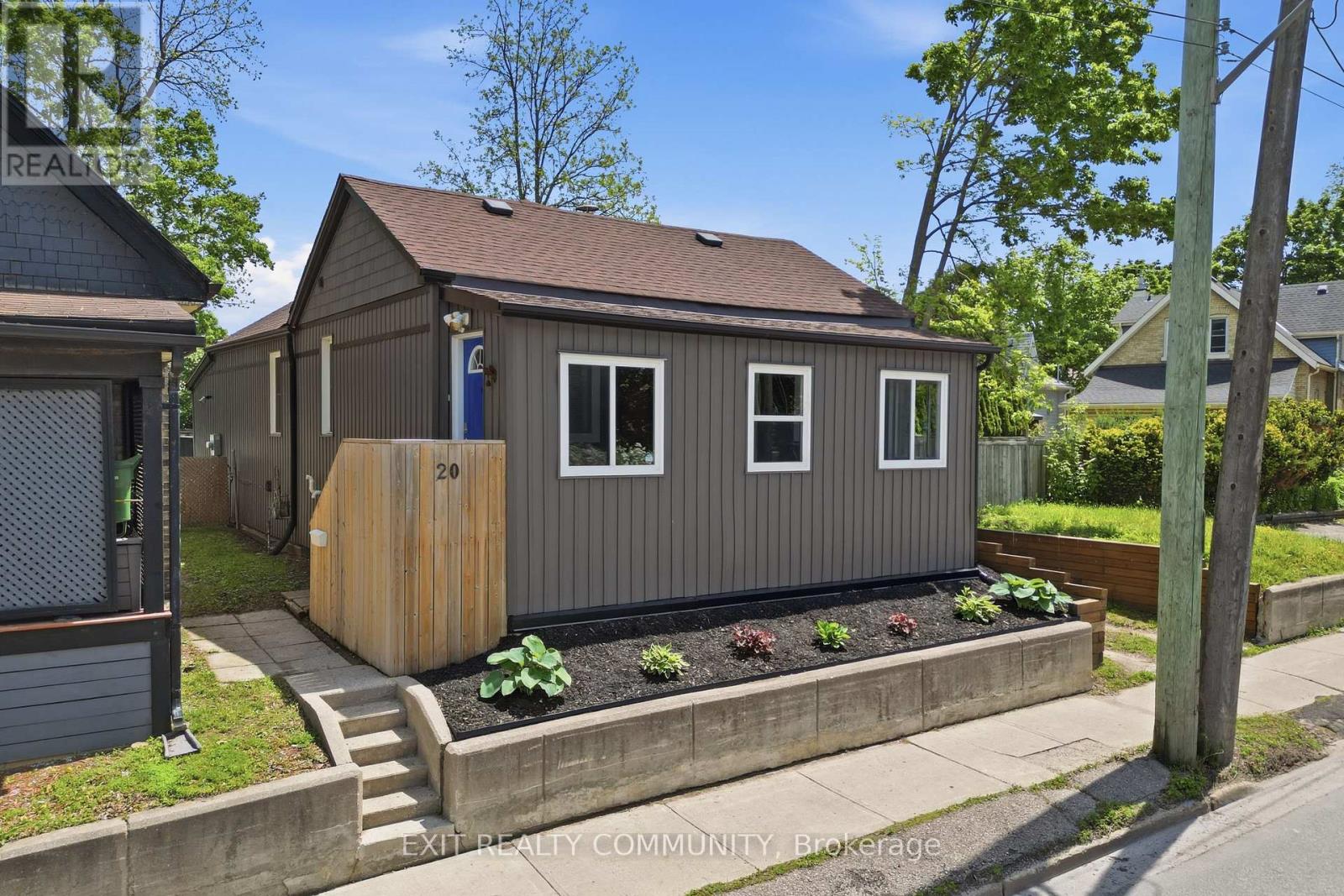 $374,90020 Wharncliffe Road S, London South, Ontario