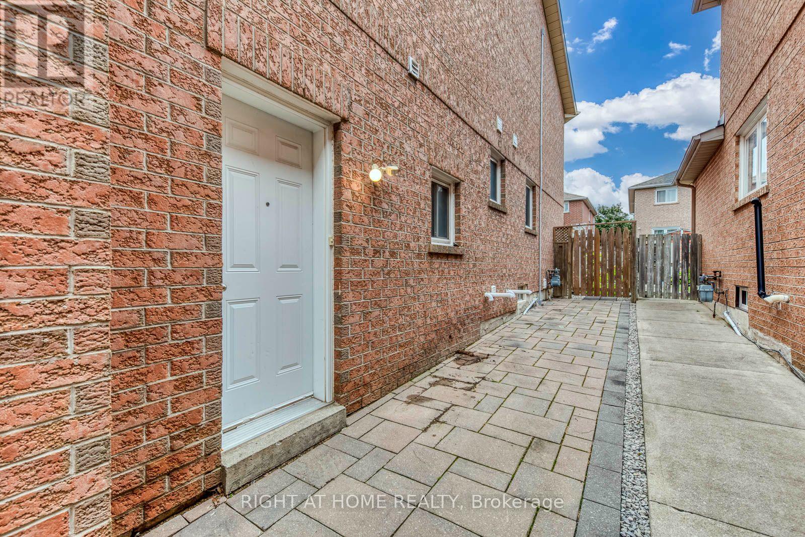 Bsmt - 5349 Lismic Boulevard, Mississauga, Ontario  L5V 1Y5 - Photo 3 - W13742692