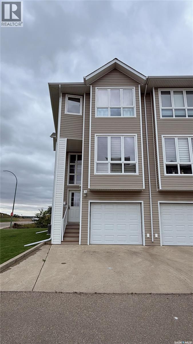 1 697 Sun Valley Drive, Estevan, Saskatchewan  S4A 2X7 - Photo 3 - SK047348
