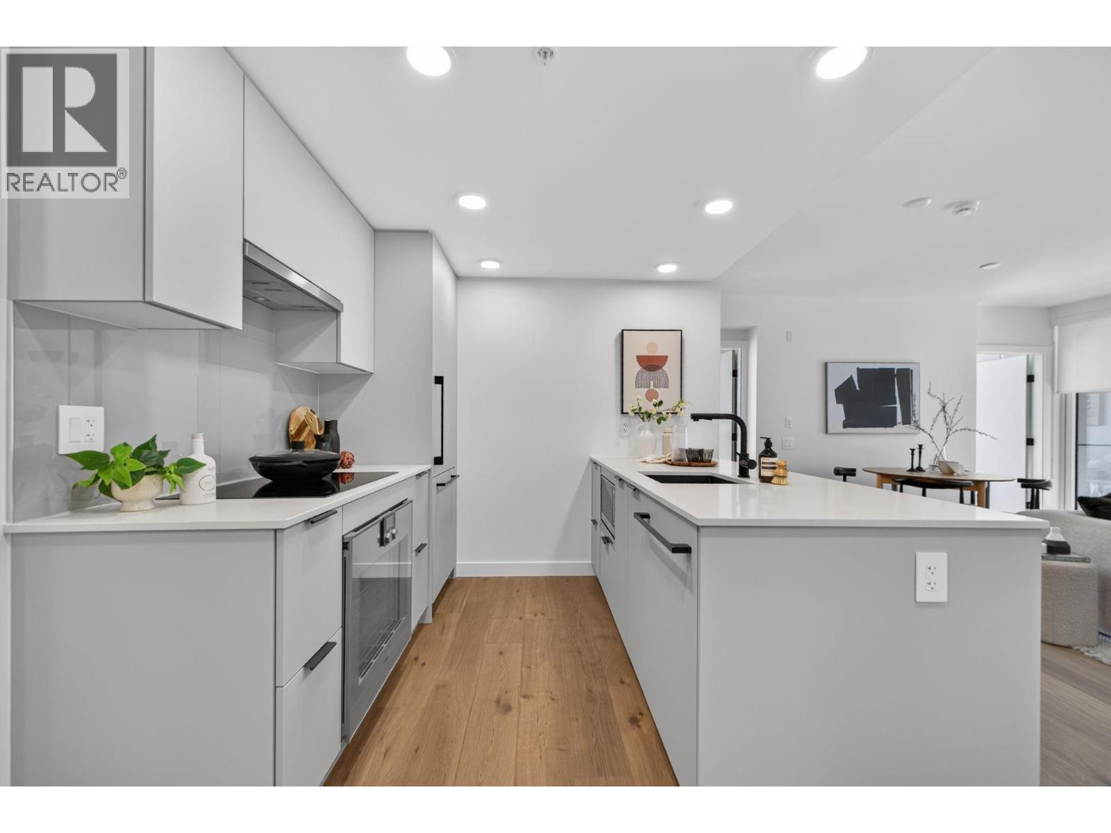 202 8030 Oak Street, Vancouver, British Columbia  V6P 0M9 - Photo 2 - R3160893