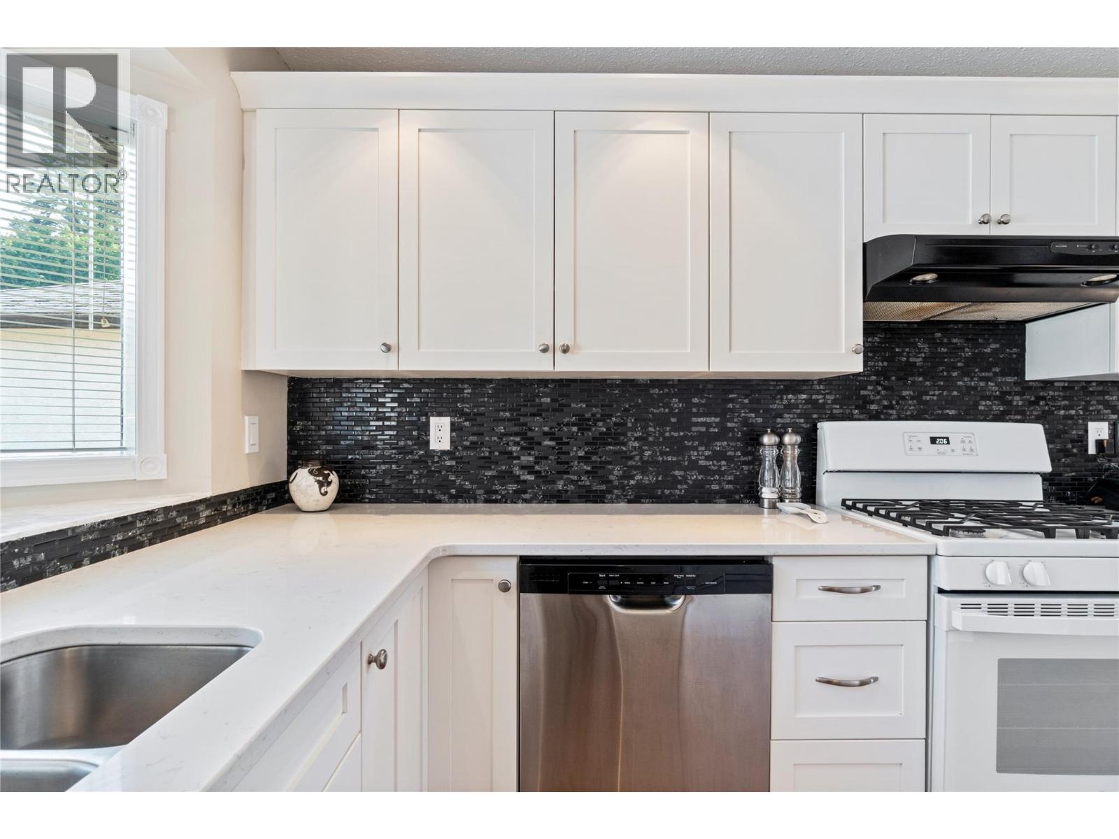 2415 5 Avenue NE, Salmon Arm, British Columbia  V1E 1Y9 - Photo 8 - 10399524