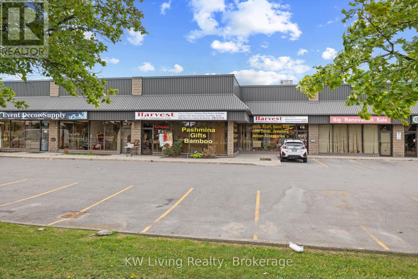 15 & 16 - 975 Pacific Gate, Mississauga, Ontario  L5T 1Y1 - Photo 2 - W13742938