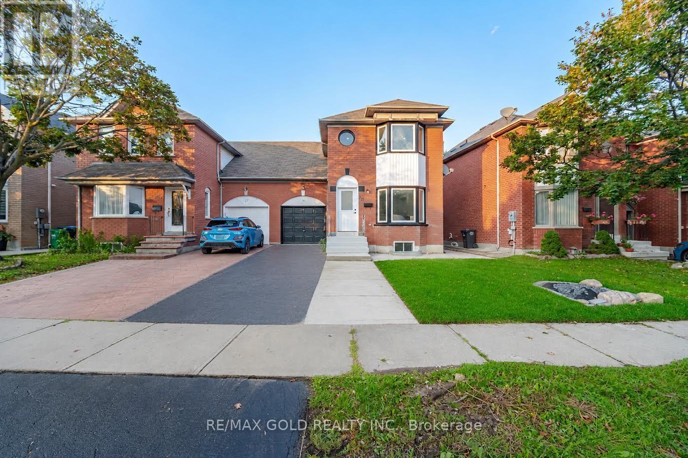 29 Fern Valley Crescent, Brampton, Ontario L6R 1K7 - Photo 2 - W13738836
