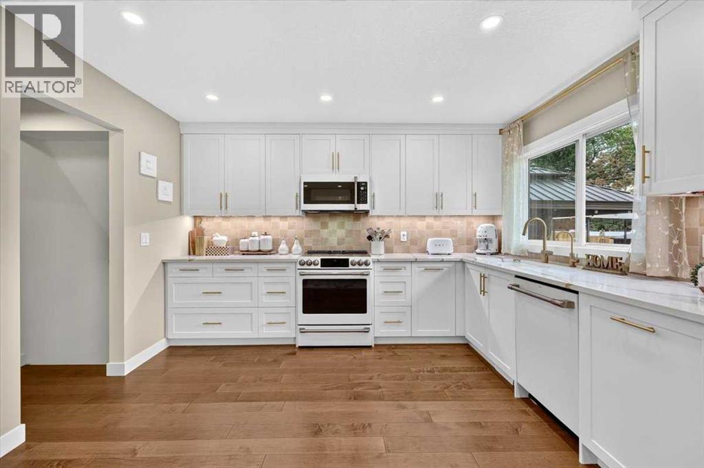 10403 Maplemont Road SW, Calgary, Alberta  T2J 1W3 - Photo 10 - A2341917