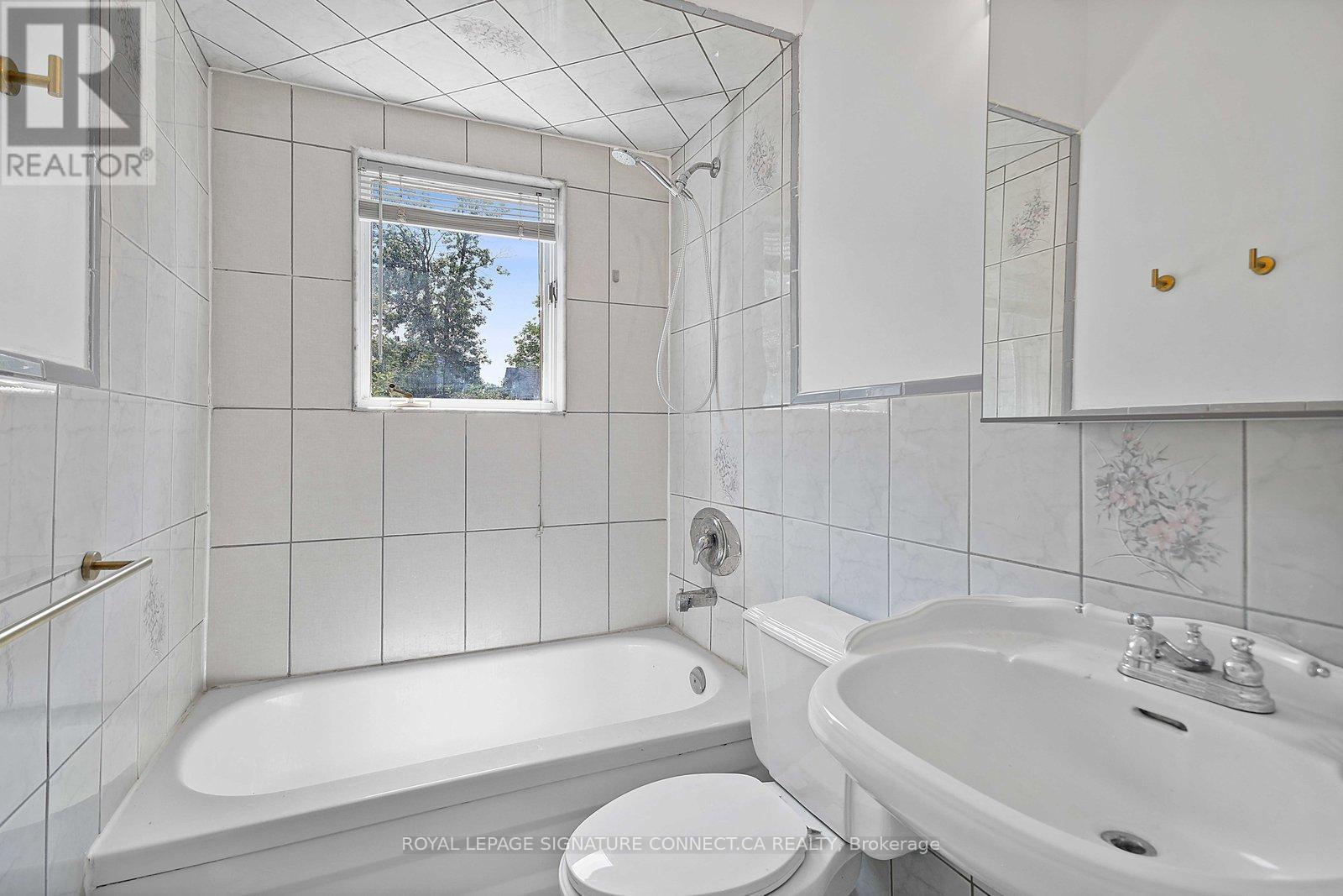 Main - 19 Mitchell Avenue, Toronto, Ontario  M6J 1C1 - Photo 17 - C13742992