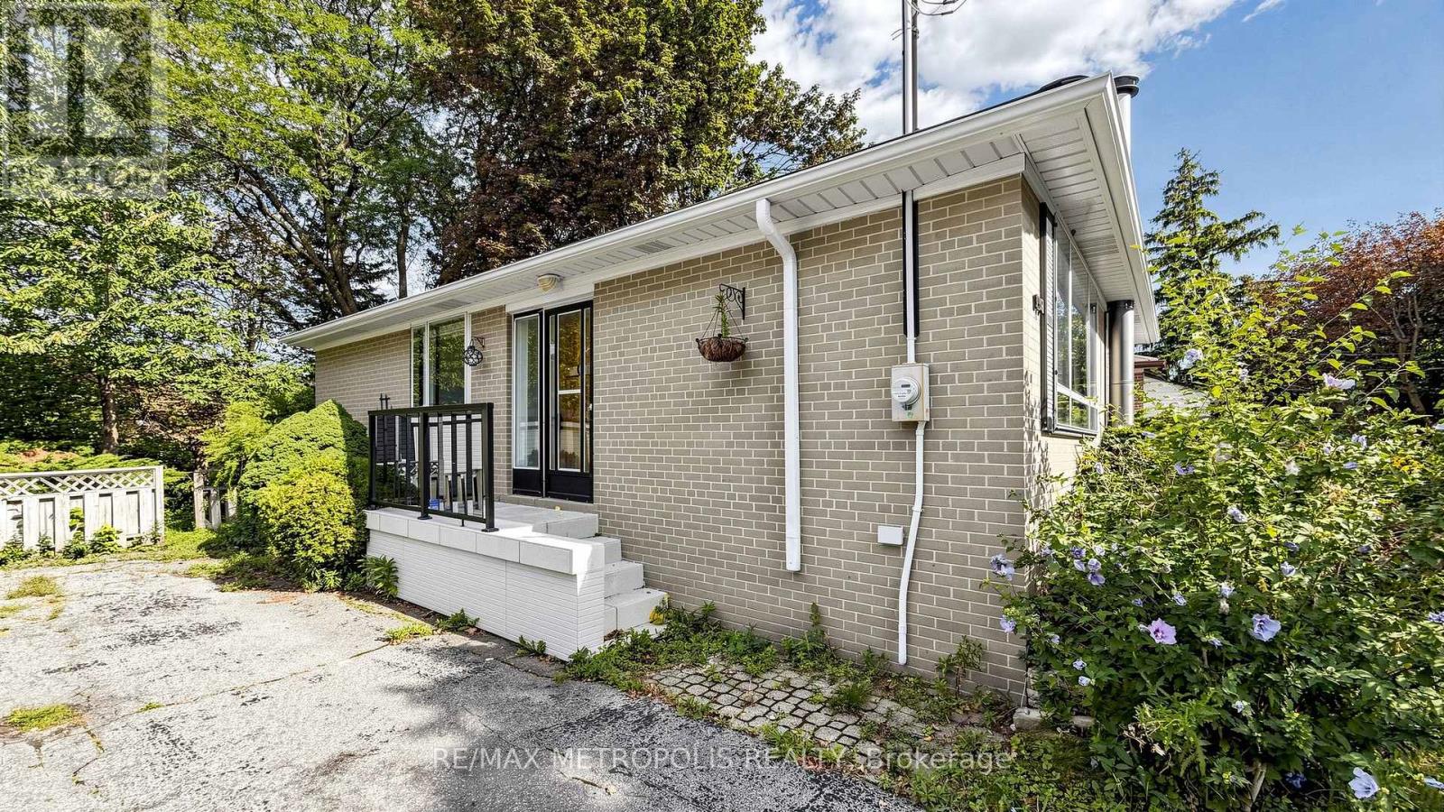 139 Pandora Circle, Toronto, Ontario  M1H 1V8 - Photo 5 - E13743040