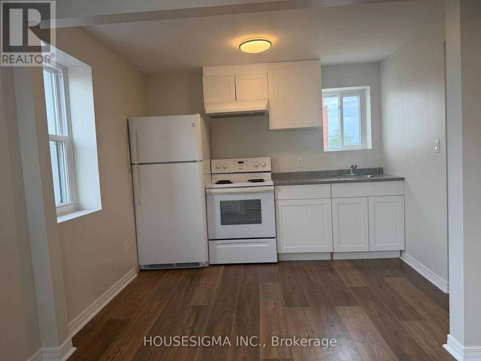 Upper Unit - 28 West Street N, Orillia, Ontario  L3V 5B8 - Photo 5 - S13743032