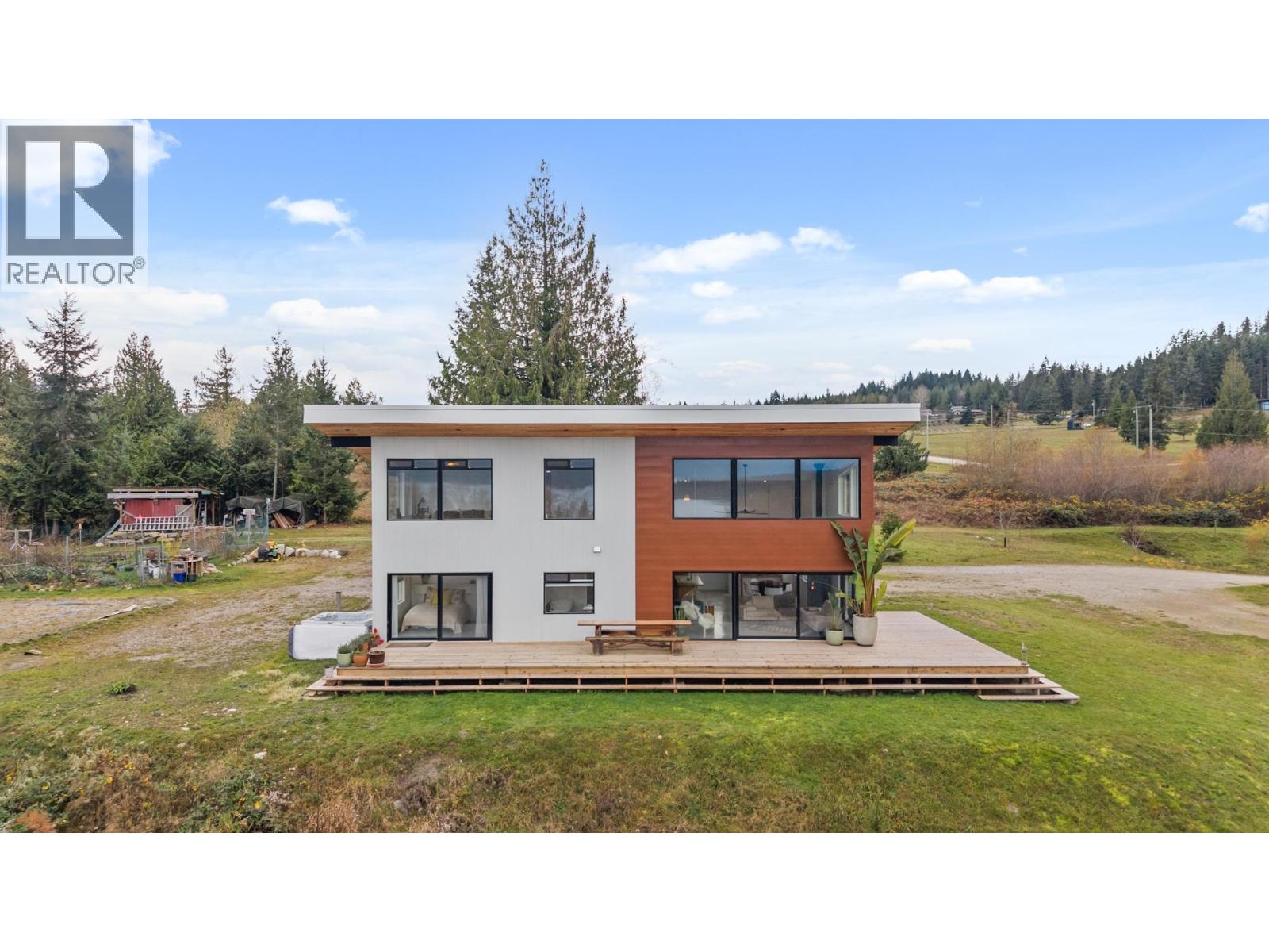 6400 Crowston Road, Sechelt, British Columbia  V7Z 0L1 - Photo 2 - R3161394