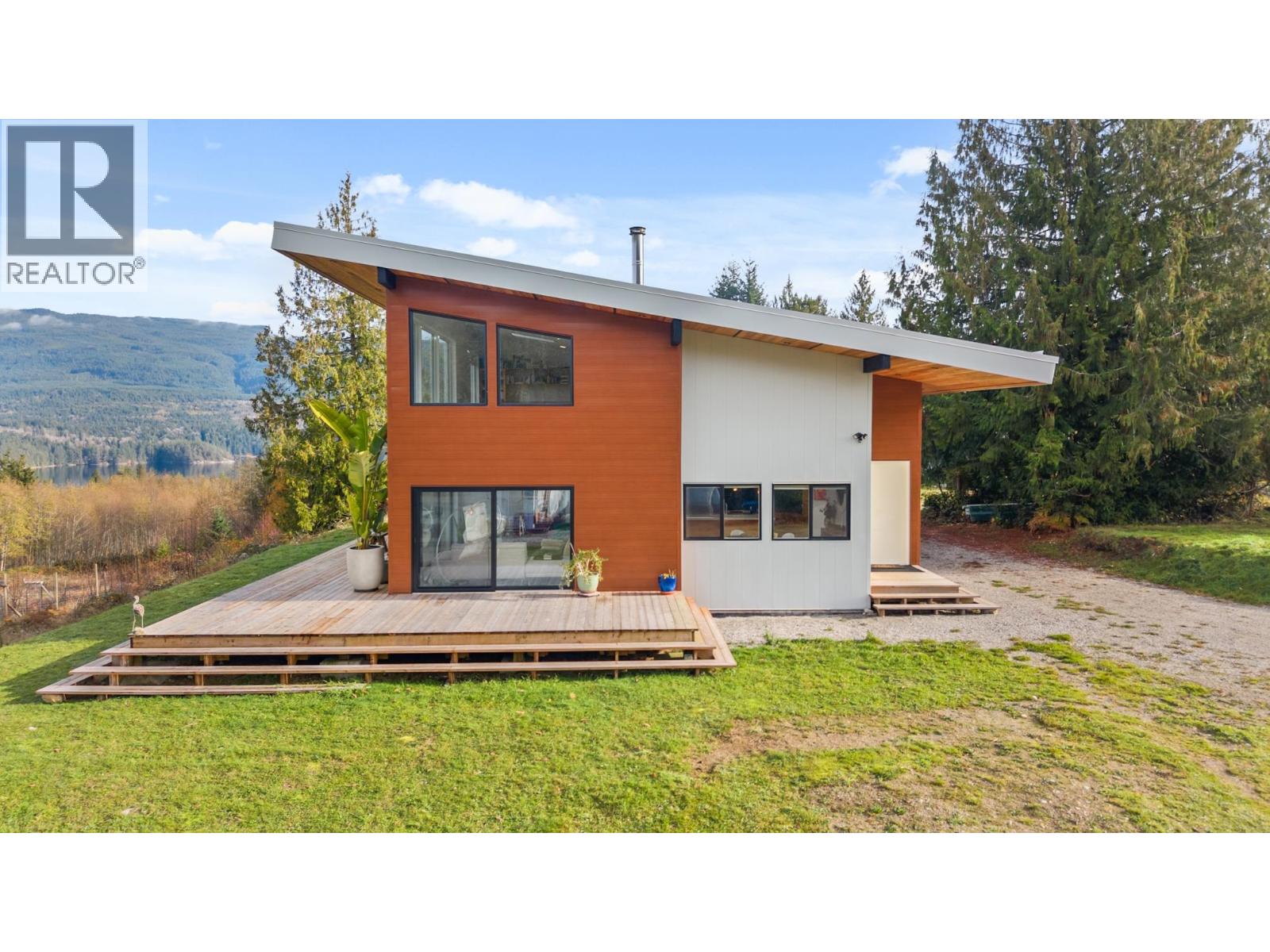 6400 Crowston Road, Sechelt, British Columbia  V7Z 0L1 - Photo 3 - R3161394