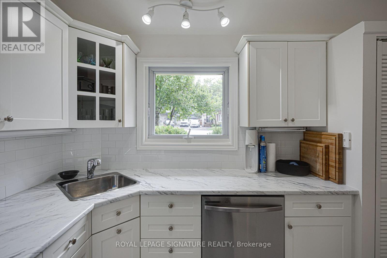16 Burdock Lane, Toronto, Ontario  M3C 2G5 - Photo 11 - C13743190