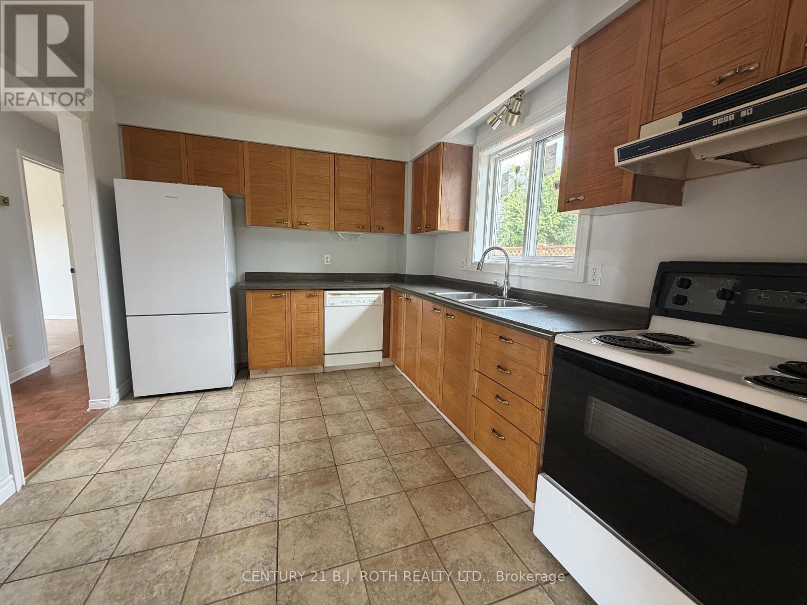 11 Cartwright Drive, Barrie (Cundles East), Ontario  L4M 5P9 - Photo 3 - S13743198